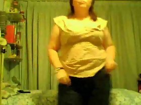 成熟和丰满的家庭主妇会在相机上怪异