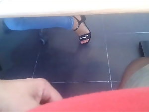 डेस्क के नीचे चमकती