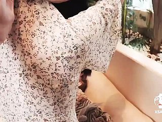 Cô gái châu Á bẩn thỉu mát xa xúc xích của bạn cùng chơi - Con búp bê hoang dã nóng bỏng với bộ ngực nhỏ nhắn!