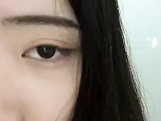 Asiatique (20 ans) se mord frigid lèvre et frotte le clitoris gonflé sous frigid on Easy Street