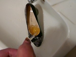 在妻子小便高跟（窥视趾）