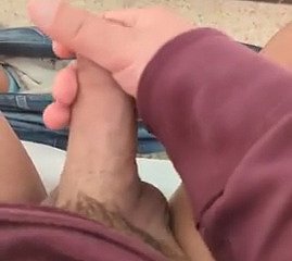 Geil und einsam = harter Handjob und Schwanzspanking.