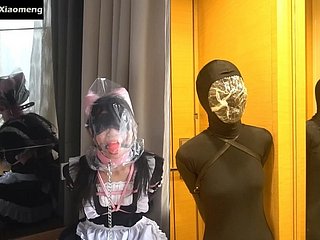 خادمة Xiaomeng و Zentai يعانيان من سلس البول