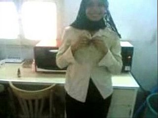 Fille arabe downcast