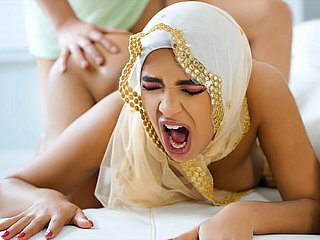 Babi Star, une musulmane aux seins juteux, se penche et prend une grosse bite dans le cul - Hijab Hookup