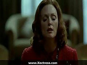La pelirroja caliente Julianne Moore folla y masturba una polla en una escena de sexo caliente