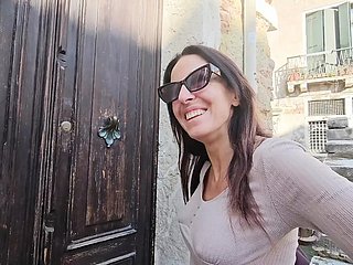Mi ecciti mentre passeggio per Venezia. Motion picture completo sulla mia pagina OF.