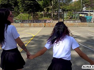 反抗的な学生2人が授業を辞めて情熱的なレズビアンの楽しみを味わう
