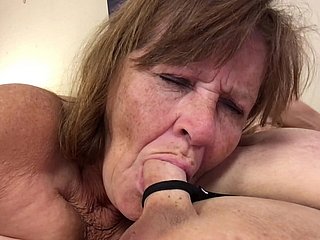 Oma Carmen Angel: Sexy Gilf beim Schwanzlutschen und Kehlenfick