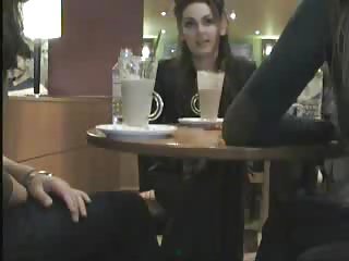 Berkedip di sebuah kafe