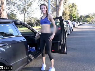 est freeze charité Crawford salope petite de cette semaine, une petite brune avec un Brobdingnagian belt de seins qu'elle aime montrer, en particulier WHE