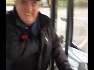 试图拉一个开我车的老奶奶