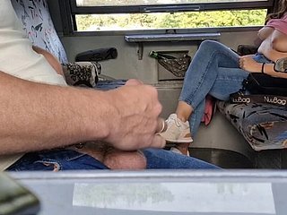 DickFlash 在火车上看到陌生人自慰，露出乳房