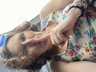 在公交车上裸露胸部和阴毛！这大概是我迄今为止最调皮的公开表演了吧？