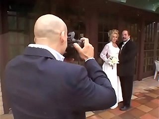 著名摄影师需要为迷人的金发女郎泰勒·林恩制作婚礼书，他知道如何从她的眼睛里捕捉到光芒