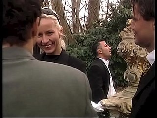 مہمانوں کے درمیان شادی میں ایک اچھا blowjob