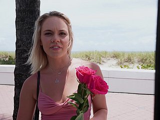 凯尔西·凯恩 (Kelsey Kane) 为男友口交时玩得很开心