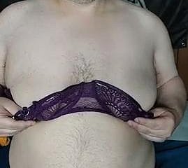 Un homme potelé se branle en portant de la underclothes féminine