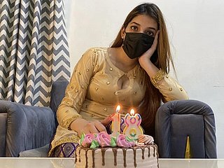 सौतेली बहन ने अपने सौतेले भाई को 18वें जन्मदिन का सबसे अच्छा उपहार दिया।