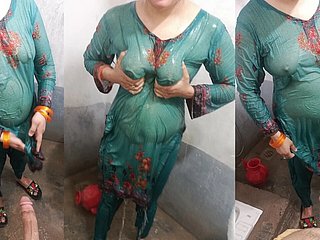 मैं अपनी हॉट पत्नी के साथ बाथरूम में खेलता हूँ, बहुत सेक्सी