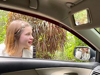 Pelajar kecil molek meminta saya tumpang jadi saya menidurinya di dalam kereta