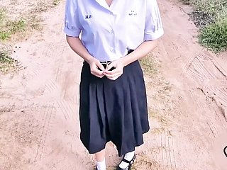 Melon Knob - Estudiante tailandés al aire libre en el bosque