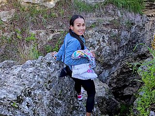 Sesso pubblico concerning una grotta con una MILF thailandese