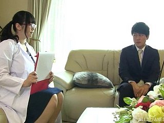 Em bé Nhật Bản đeo kính có đường cong tuyệt đẹp rất thích dương vật của mình