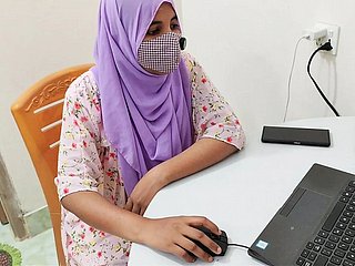 보수적인 히잡을 쓴 인도 여성, 바비는 잘생긴 상사가 승진을 위해서는 완전한 성적 복종이 필요하다고 말하자 어려운 선택에 직면하게 됩니다. 전통적인 사무실은 금기시되는 쾌락의 소굴로 변모하고, 그녀는 히잡을 벗어던지며 평소에는 감춰져 있던 아름다운 몸매를 드러냅니다. 상사는 그녀의 육감적인 몸매 구석구석을 탐색하는 데 주저함이 없고, 그의 노련한 손길은 그녀를 남편에게서는 결코 경험해 보지 못한 쾌락의 극치로 이끌어갑니다. 회의 테이블은 그들의 침대가 되고, 그는 그녀의 뒤에서 그녀를 덮치며 머리카락을 잡아당기고 모욕적인 말을 퍼붓지만, 놀랍게도 그 말들이 그녀를 흥분시킵니다. 그녀의 전통 의상은 흐트러지고, 그녀는 상상도 못 했던 행위들, 딥스로팅과 항문 성교 등을 해냅니다. 권력 구도는 완전히 바뀌고, 그녀는 복종을 즐기기 시작하며 그의 명령에 열정적으로 반응합니다. 결국 그녀는 가족에게 절실히 필요한 승진을 이루는 동시에, 이전에는 알지 못했던 성적인 면을 발견하게 됩니다.