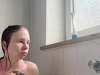 Почувствуйте интимную красоту удлиненных половых губ, блестящих от естественной влаги, когда пальцы нежно раздвигают их. Наблюдайте, как идеально затвердевшие соски встают по стойке смирно, чувствительные к каждому прикосновению и дуновению ветра. Этот откровенный крупный план запечатлевает каждую тонкую деталь женского возбуждения, от едва заметного дрожания плоти до углубления цвета набухшей ткани. Восхваление необработанной, нефильтрованной женской анатомии в ее наиболее чувствительном состоянии.