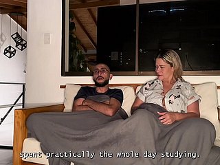 عندما وصل زوج أختي لقضاء عطلة نهاية الأسبوع، شعرتُ برغبة جامحة في رؤية عضلات بطنه المنحوتة وجسده المثير الذي يبرز من بنطاله الجينز. وبينما كان زوجي غافلاً عن الأمر، تسللتُ إلى غرفة الضيوف مرتديةً ثوب نوم دانتيل شفافاً فقط. كان قضيبه الصلب ينتصب بقوة بينما غمرته شفتاي تماماً، ولساني يداعب كل تفاصيله. ثم اعتليتُ قضيبه الرائع، وانقبضت مهبلي المتمرسة حوله بينما انخرطنا في شغف محرم. انفجر سائله المنوي في أعماقي بينما ارتجف جسدي من شدة النشوة.