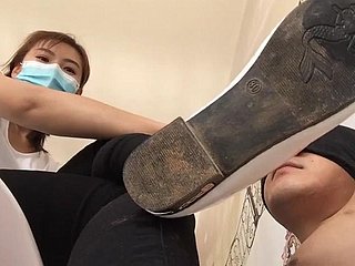 力強い中国と日本の女主人による、究極のアジアンフェムドム体験に身を委ねてください。彼女たちは、自ら進んで従う男性奴隷を絶対的に支配します。これらの魅力的な女性たちは、鞭、乗馬鞭、拘束具を巧みに操り、不服従の罰として裸の肌に真っ赤な跡を残します。彼女たちが複雑な縄縛りで奴隷を縛り、動きを制限しながら、羽のように軽いタッチで露出したペニスを弄び、耐え難い欲望で狂わせる様子をご覧ください。女主人たちは、奴隷に繊細な足を崇拝させ、スティレットヒールを舐めてきれいにさせ、拘束具を通して彼女たちの性器を快楽に浸らせます。乳首クランプ、睾丸潰し、強制オーガズム拒否など、権力交換とエロティックな屈辱の限界を押し広げる過激なフェティッシュアクションも含まれています。