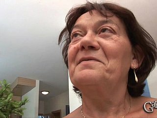 O corpo enrugado de Livia, de setenta e cinco anos, estremece de antecipação enquanto dois homens musculosos se erguem sobre sua estrutura frágil. Seus cabelos grisalhos contrastam com o vigor juvenil deles, enquanto mãos experientes exploram avidamente seus abdominais definidos e ereções pulsantes. As décadas de experiência sexual dessa velha safada brilham enquanto ela acaricia simultaneamente os dois pênis impressionantes, fazendo sexo vocal profundo em um após o outro. Os seios flácidos de Livia balançam descontroladamente enquanto ela se posiciona para ser penetrada duplamente, sua vagina antiga pingando de desejo enquanto os jovens membros penetram seus dois orifícios negligenciados, fazendo essa vovó gemer de êxtase até que ambos os homens cubram seu rosto com sêmen quente.