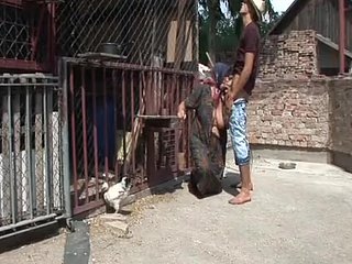 Veja esta avó experiente finish campo provar que a idade é apenas um número enquanto lida com maestria com um trabalhador rural muito mais jovem no celeiro. Suas mãos calejadas sabem exatamente como agradar, acariciando sua enorme ereção antes de a receber profundamente em sua vagina surpreendentemente apertada. Seus seios caídos balançam descontroladamente enquanto ela cavalga seu grosso pênis, gemendo como uma mulher com metade da sua idade. A cena culmina com ela de joelhos, recebendo o sêmen em seu rosto enrugado, lambendo cada gota com um sorriso satisfeito.