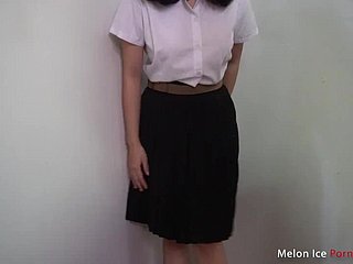 Melon Ice, uma bela tailandesa de estatura baixa, seios pequenos e perfeitos e um sorriso diabólico, planeja seduzir o namorado de sua melhor amiga. O vídeo começa com ela trocando mensagens com ele enquanto sua colega de quarto dorme, convidando-o para ir até sua casa apenas para conversar. Sua artificiality de inocente logo se desfaz quando ela veste uma lingerie reveladora que destaca seu corpo asiático firme. A câmera muda para a perspectiva em primeira pessoa enquanto ela se ajoelha, demonstrando suas excepcionais habilidades orais, que, segundo ela, sua amiga nunca pratica. Seus gemidos tailandeses preenchem o quarto enquanto ele a penetra por trás, com seus cabelos caindo pelas costas. A traição se intensifica enquanto ela filma o encontro, enviando trechos para a amiga durante o ato. O encontro apaixonado explora todas as A posições imagináveis, terminando com ele a possuindo completamente enquanto ela sussurra que é melhor que a amiga em todos os sentidos.