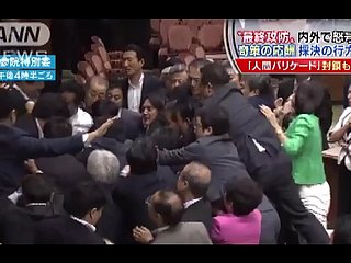 日本の性解放の刺激的な世界へ足を踏み入れてください。数十人の参加者が、肉欲の喜びのモッシュピットで、脈打つうねる肉体の塊へと融合します。手が光り輝く肌を自由に這い回り、口が敏感な肉を求め、体がアクロバティックな快楽の形で絡み合うにつれて、抑制は消え去ります。伝統的な縛りの技法で自ら進んで参加する人々を縛り、また別の参加者はぶっかけの輪を作り、顔を上に向けて流れ落ちる満足の奔流を受け入れます。カメラは、制御された混沌の中のあらゆる親密なディテールを捉えます。硬くなった乳首を舌がなめ、指が滴る襞に突き刺さり、勃起したペニスが複数の穴で心地よい温かさを見つけます。激しさが増すにつれて、部屋全体で同期したオーガズムが爆発し、身体は恍惚に痙攣し、声は文化の壁を越える超越的な快楽に叫びます。