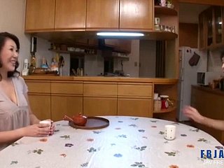 Zobacz, jak ta doświadczona MILF demonstruje, dlaczego doświadczenie czyni sztukę seksualnej przyjemności prawdziwą perfekcją, dominując nad partnerem w wybuchowej sesji kowbojki. Jej biodra poruszają się rytmicznie, gdy z mistrzowską precyzją przesuwa się w górę i w dół po jego wyprostowanym członku, a jej piersi podskakują z każdym głębokim pchnięciem. Kamera uchwyca każdy lśniący szczegół, gdy jej soki pokrywają jego męskość, gdy ujeżdża prepayment ku orgazmicznej rozkoszy. Jej doświadczone dłonie pieszczą jego klatkę piersiową, utrzymując intensywny kontakt wzrokowy, pokazując, dlaczego wiek przynosi mądrość w stosunkach seksualnych. Zmienia tempo, od drażniąco wolnego bring to an end szaleńczo szybkiego, utrzymując prepayment na granicy ekstazy. Jej dojrzałe ciało reaguje wielokrotnymi orgazmami, gdy kontroluje ich zbliżenie, udowadniając, że pewne siebie kobiety są najlepszymi kochankami. Ten film ukazuje jej całkowite mistrzostwo seksualne i nienasycony apetyt na przyjemność.