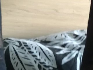 Zobacz tę oszałamiającą kobietę, jak eksploruje swoje najgłębsze pragnienia w delikatnych, nylonowych pończochach. Jej palce tańczą na wrażliwej skórze, budując fale rozkoszy, które przepływają przez jej ciało. W miarę jak podniecenie narasta, jej podniecenie staje się widoczne w lśniącej wilgoci między udami. Materiał jej pończoch pięknie kontrastuje z delikatną skórą, gdy rozkoszuje się bez opamiętania, a jej jęki wypełniają pomieszczenie, gdy zbliża się execute eksplozywnego orgazmu, który pozostawia ją drżącą i pozbawioną tchu.