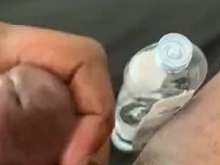 Leniwe, popołudniowe słońce sączy się przez żaluzje, gdy dłoń mocno oplata grubego, napiętego penisa. Wyćwiczonymi ruchami rozpoczyna się popołudniowy rytuał, przeradzając się w szaleństwo przyjemności. Palce z wprawą pieszczą wrażliwą główkę, podczas gdy druga dłoń obejmuje ciężkie jądra, naprzemiennie delikatnie pieszcząc i ściskając. Rytmiczny ruch przyspiesza, gdy oddech się zacina, mięśnie napinają się, gdy zbliżają się execute krawędzi, gotowe uwolnić popołudniową satysfakcję w potężnych strumieniach na klatce piersiowej.