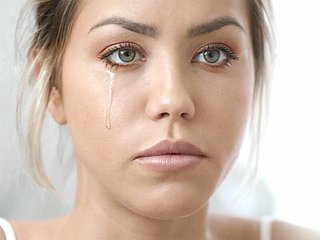 Отчаянная латиноамериканская красавица Алина Лопес соглашается на экспериментальный протокол лечения бесплодия, который бросает вызов медицинским условностям. Специализированные врачи методично стимулируют ее репродуктивную систему с помощью нетрадиционных интимных процедур. Их пальцы в перчатках исследуют ее бархатистые лоно, манипулируя шейкой матки с клинической точностью, граничащей с чувственным насилием. Плодовитое тело Алины реагирует непроизвольно, когда ее яичники готовятся к стимуляции. Ее ноги широко раздвинуты на смотровом столе, а инструменты исследуют глубины, ранее доступные только любовникам. Терапевтические сеансы стирают границы между исцелением и насилием, ее чувствительные ткани набухают от крови и предвкушения. Каждая процедура раздвигает этические границы, приближая ее к зачатию, которого она отчаянно желает, оставляя ее одновременно удовлетворенной с медицинской точки зрения и эмоционально раздираемой противоречиями.
