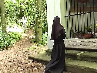在第四集中，X医生备受争议的诊所采用非常规疗法治疗性欲亢进患者。三位新的性欲亢进患者前来寻求X医生的“亲身实践”疗法，以缓解她们永无止境的欲望。检查室摇身一变，成为一座享乐宫殿，X医生和他的护士们使用医疗器械进行刺激，探查她们湿润的阴部和紧致的臀部。一位患者接受双重插入治疗，护士们将她的双腿分开；另一位患者则跨坐在医生的脸上接受口交治疗。诊所的氛围与患者们在接受涉及多位伴侣和同时刺激的严格测试时发出的销魂呻吟形成鲜明对比，这些测试将医学伦理推向了极限。