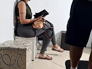 候诊室里原本冷清的气氛瞬间被打破，一位大胆的病人趁着身材曼妙的牙科助理取文件时，竟将自己暴露在她面前。助理最初的震惊很快被好奇所取代，她大胆地用修长纤细的手指握住了他粗壮的阴茎。被发现的风险反而加剧了他们的兴奋，助理熟练地抚摸着他坚挺的性器，并假装调整设备来掩盖他们的不正当行为。当她为他服务时，她婚戒的光芒在灯光下闪烁，而她就在几英尺外毫不知情的病人面前，为他带来极致的快感，这场肾上腺素飙升的邂逅挑战了职业操守的底线。