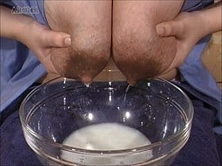 Asian jugs karmiących