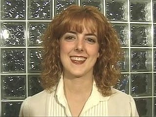 Redhead tiras para baixo e acaricia seus seios e vagina