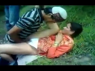 desi anne ormanda 3 erkek tarafından becerdin