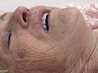 90 años abuelita se deja follar en bruto