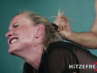 Hitzefrei สีบลอนด์ Milf เยอรมันและ fucks โย่
