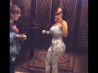 Arab suka sobie sexy kombinezon