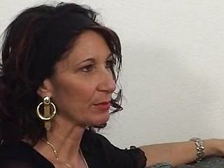 Włoski retro napalone mamuśki szpieguje seksowna blondynka ubrana w białe pończochy