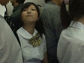 淘气放荡亚洲女孩Handjobs一个陌生人的公鸡中通客车
